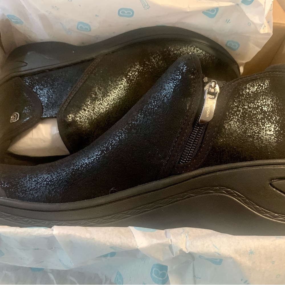 BZees Domino Black Chelsea Shoes 8.5 NIB
